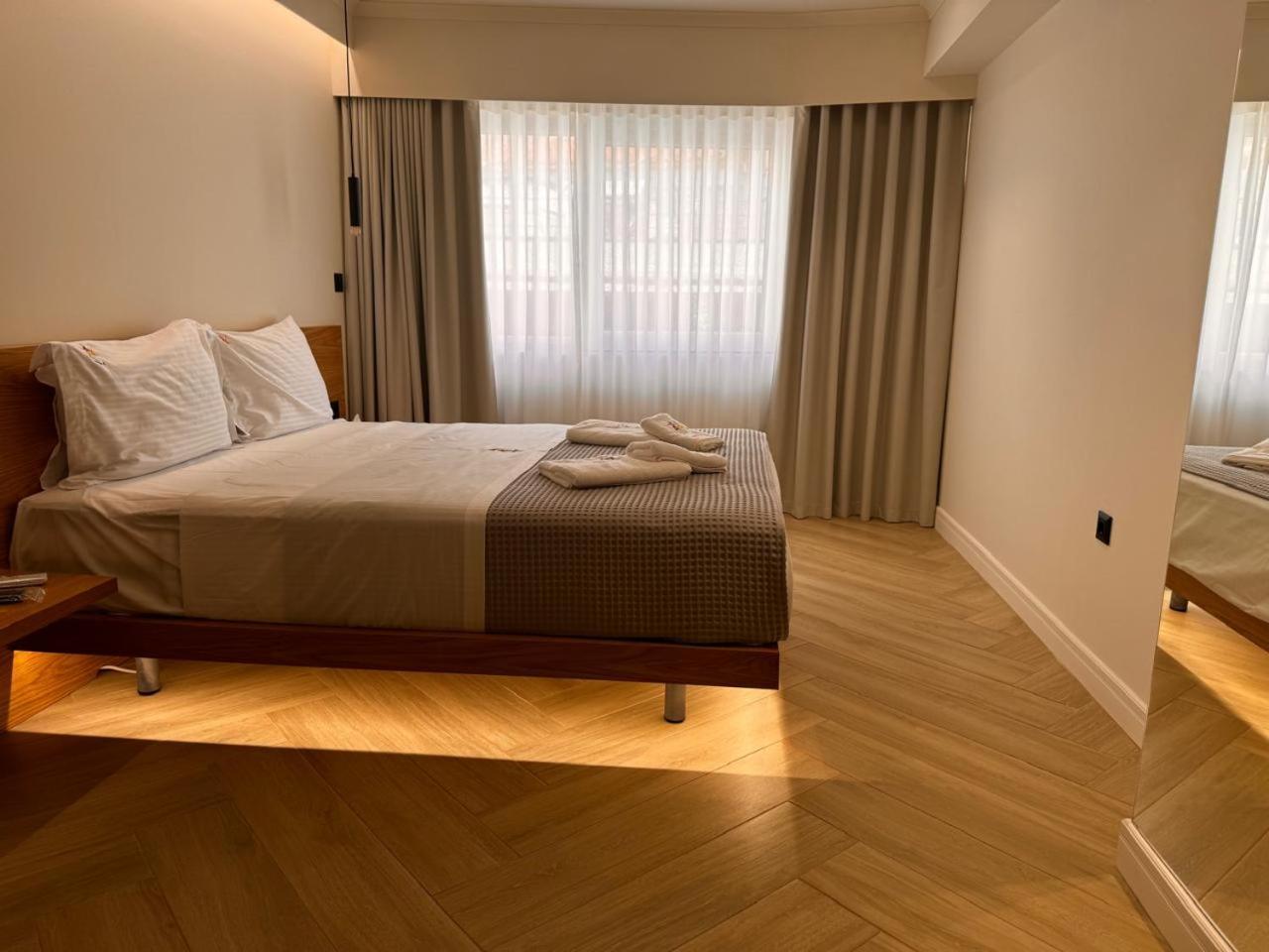 Triple A - Near Ermou Shopping Street - Family Hospitality - Free Parking! Aparthotel Athena Bagian luar foto