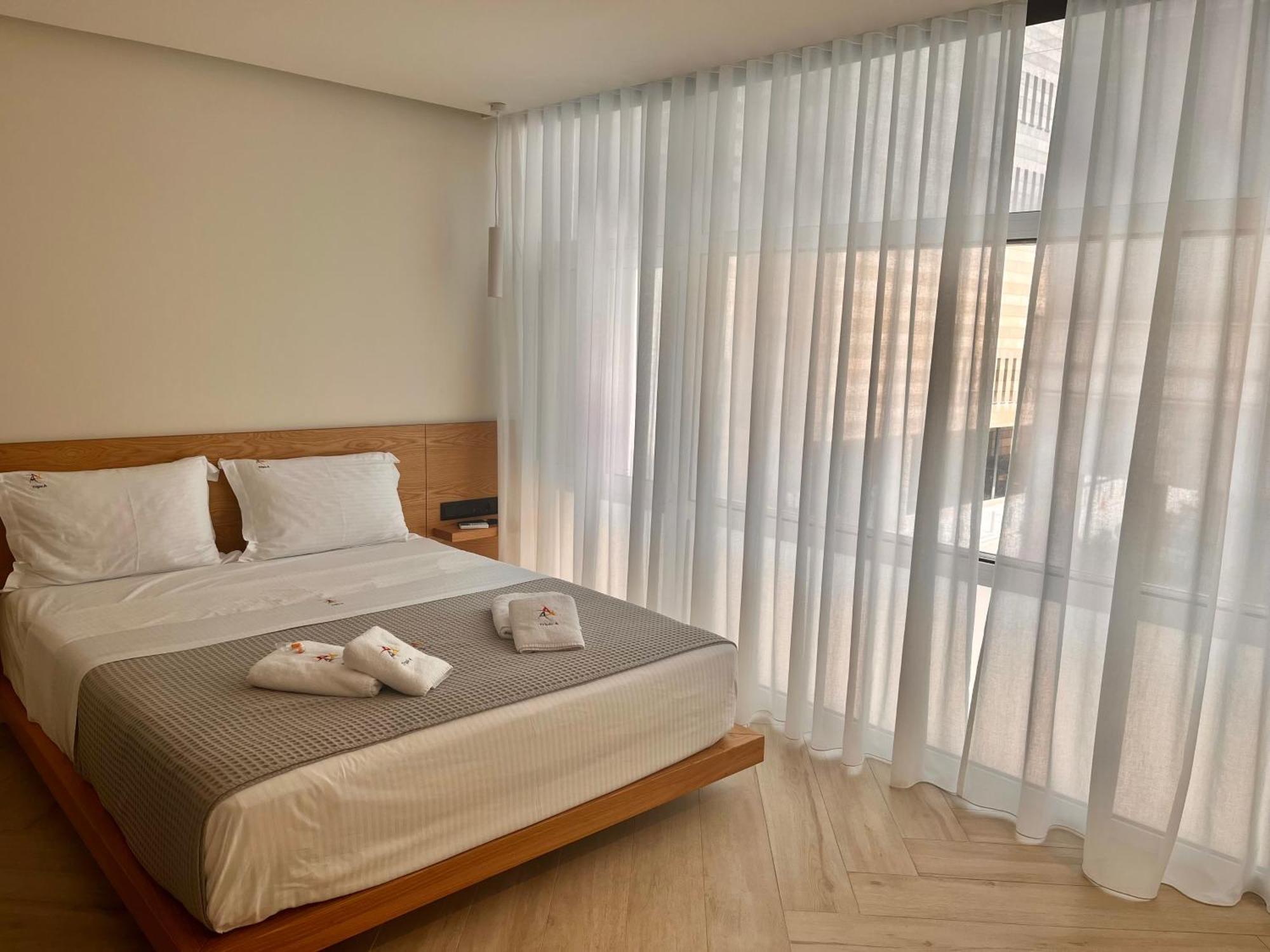 Triple A - Near Ermou Shopping Street - Family Hospitality - Free Parking! Aparthotel Athena Bagian luar foto
